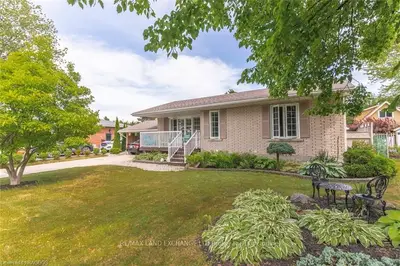 201 PENETANGORE Row, Kincardine, ON N2Z 2P6