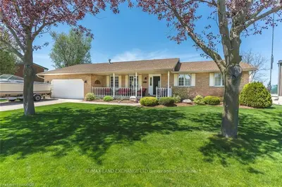 276 PENETANGORE Row, Kincardine, ON N2Z 2P5
