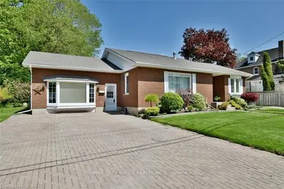915 8th Avenue E, Owen Sound, On N4k 3a9