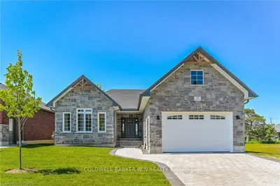 151 Ronnies Way, Wellington North, On N0g 2l4