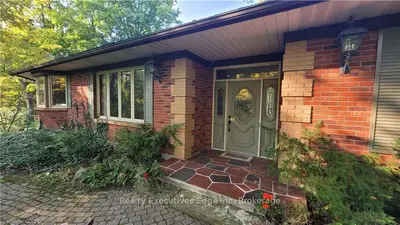 Detached in Puslinch