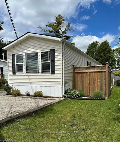 Detached in Puslinch