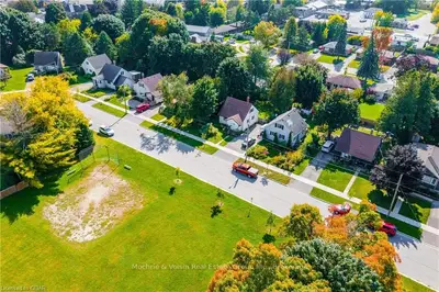 16 CHURCHILL Crescent W, Centre Wellington, ON N1M 2J4