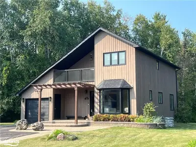 Detached in Blue Mountains