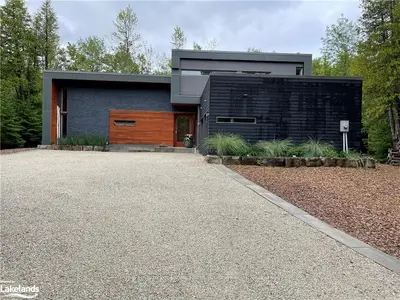 Detached in Blue Mountains