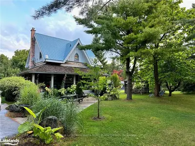 Detached in Blue Mountains