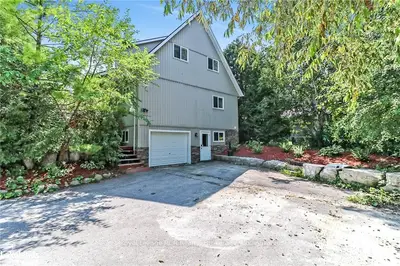 Detached in Blue Mountains
