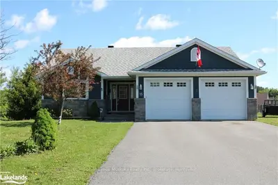 15 Gainsborough Road, Bracebridge, On P1l 0a8