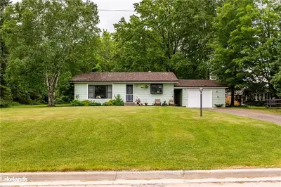 10 SILVERWOOD Drive, Huntsville, ON P1H 1N1