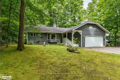 90 CLARKE Crescent E, Huntsville, ON P0B 1L0