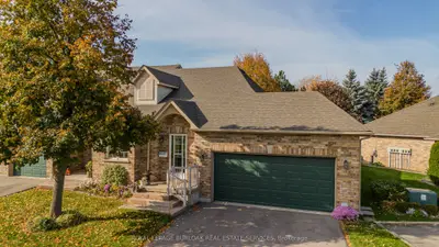 Condo Townhouse in Hamilton