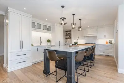 10 WOODLAND GLEN Drive, Guelph, ON N1G 3P8