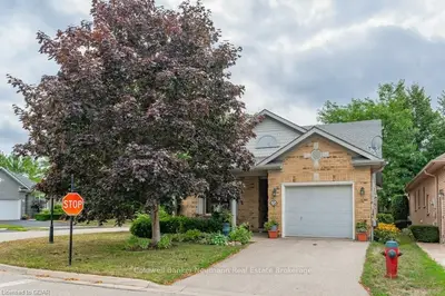 23 AMBERWOOD Lane, Guelph, ON N1G 4X7
