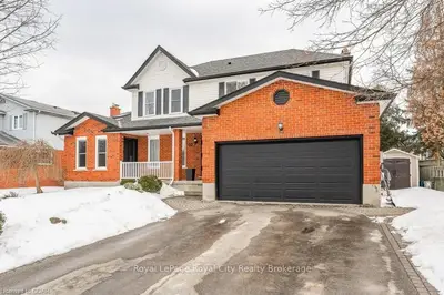 10 HALESMANOR Court, Guelph, ON N1G 4E2
