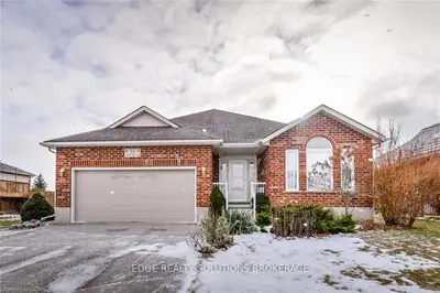 15 Cherry Hill Place, Centre Wellington, On N1m 3t9