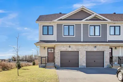 Att/Row/Townhouse in Smiths Falls
