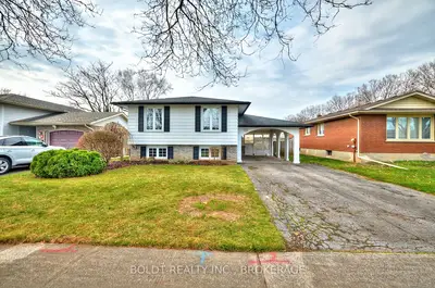 Detached in Niagara Falls