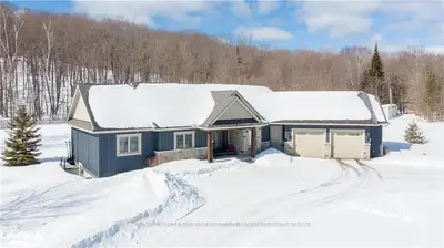34 PEACOCK BAY Road, Huntsville, ON P1H 2J2