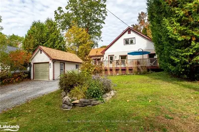 8 LAKE Drive, Huntsville, ON P1H 1G1