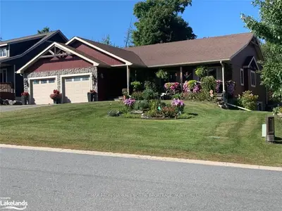 8 WOODSTREAM Drive, Huntsville, ON P1H 0B7
