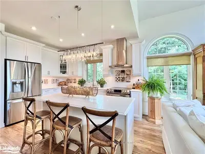 11 STORMONT Court, Bracebridge, ON P1L 0B7
