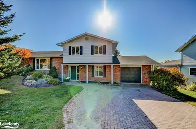 8 GLENWOOD Drive, Huntsville, ON P1H 1B8