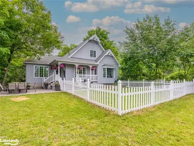 2 STEPHEN Road, Muskoka Lakes, ON P0B 1J0