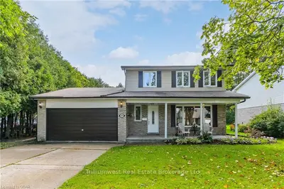 17 ADELAIDE Street, Minto, ON N0G 1Z0