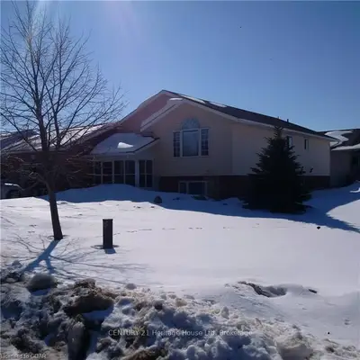 255 London Road S, Wellington North, On N0g 2l2