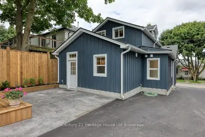 Detached in Woodstock
