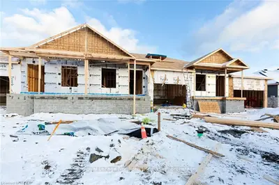 Att/Row/Townhouse in North Bay