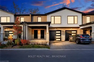 Att/Row/Townhouse in Welland
