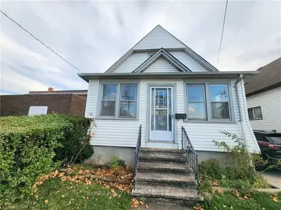Detached in Niagara Falls
