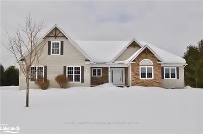 10 THOMAS Crescent, Huntsville, ON P1H 2M3