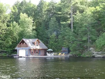 14 Birch Island, Bracebridge, On, P1c 1x1