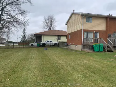 Att/Row/Townhouse in Southwest Middlesex