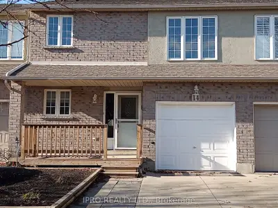 Att/Row/Townhouse in Hamilton