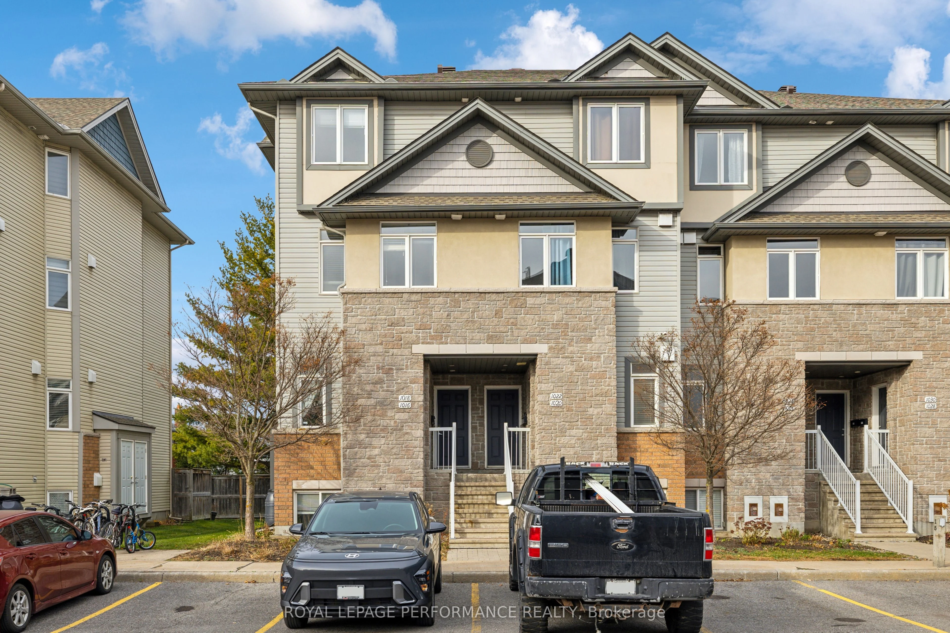 Condo Townhouse in Cyrville - Carson Grove - Pineview
