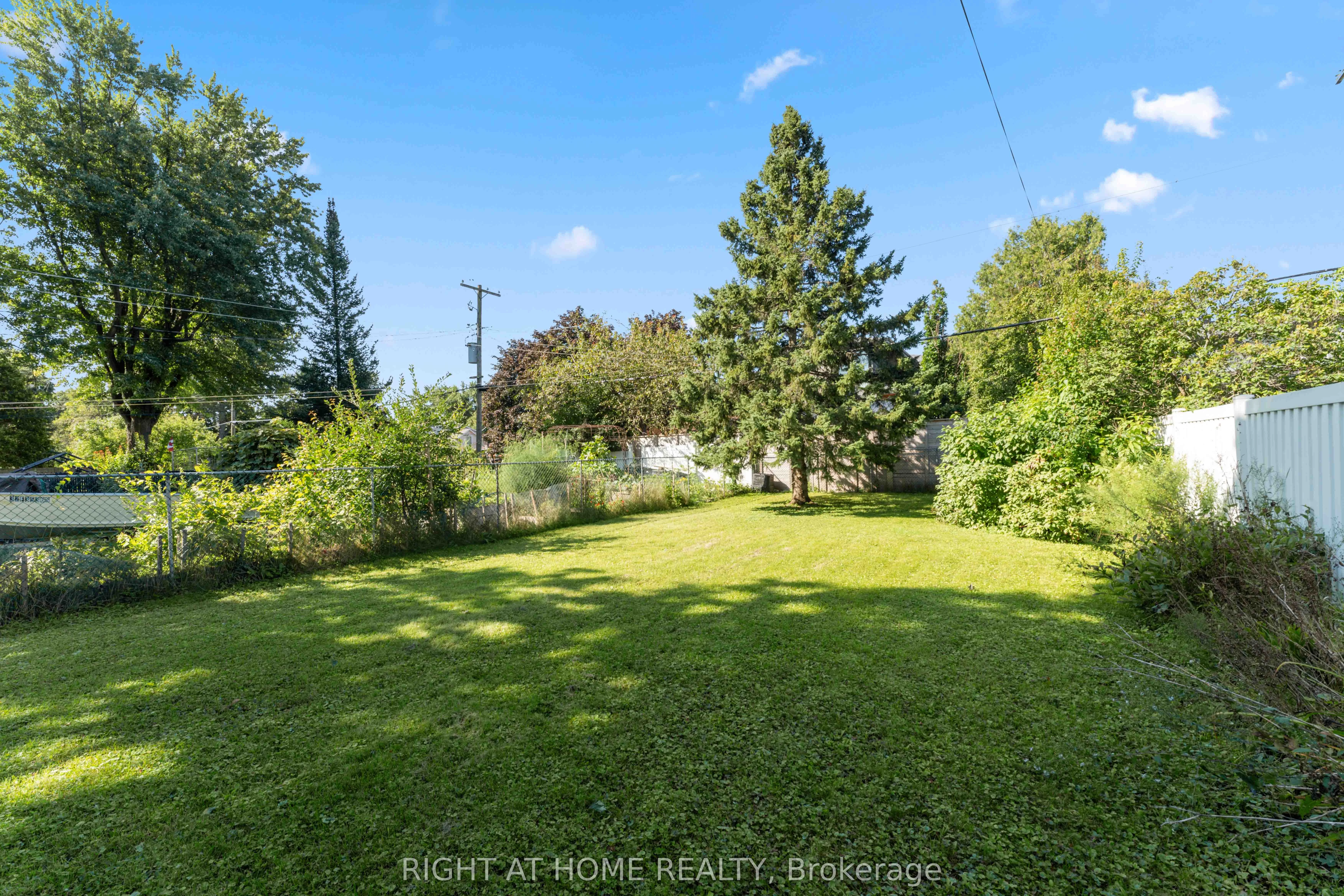 950 Woodroffe Avenue, Britannia Heights - Queensway Terrace N and Area, ON K2A 3R7