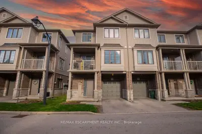 Condo Townhouse in Hamilton