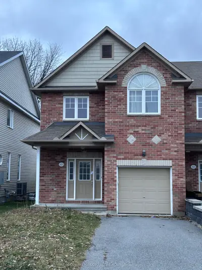 Att/Row/Townhouse in Kanata