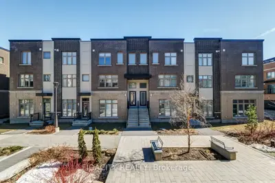 Att/Row/Townhouse in Manor Park - Cardinal Glen and Area