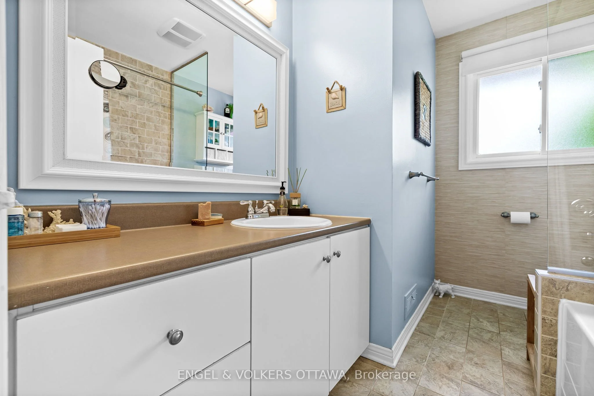 11 STILLWATER Drive, Crystal Bay - Rocky Point - Bayshore, ON K2H 5J9