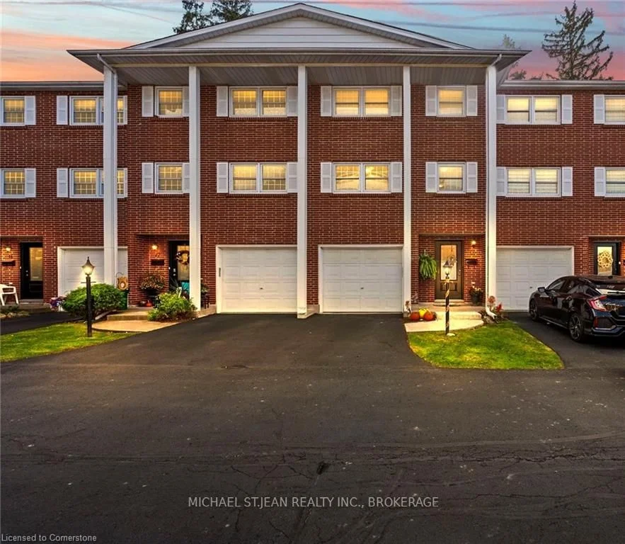 Condo Townhouse in Grimsby