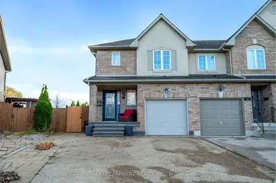 Att/Row/Townhouse in Hamilton