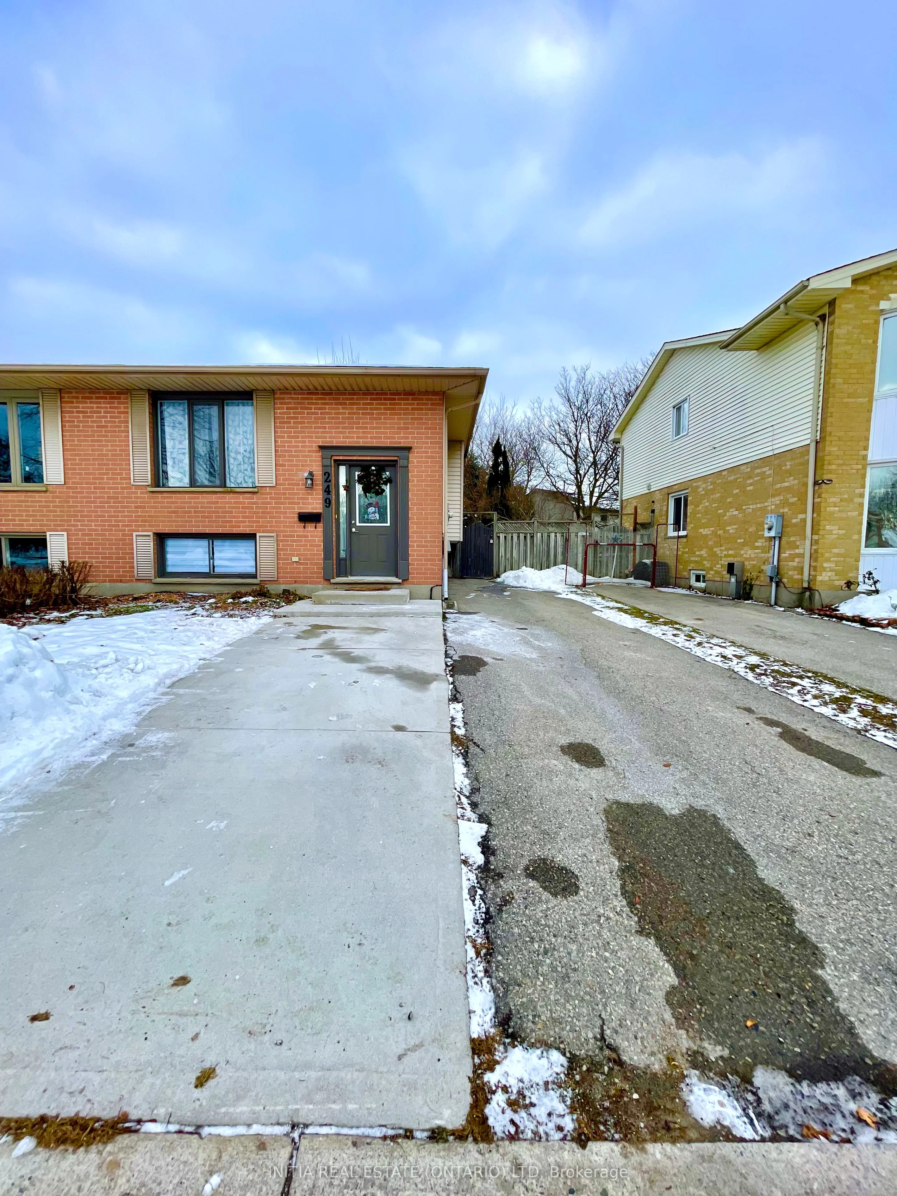 249 Martinet Avenue A, London East, On N5v 4a7