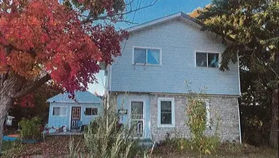 Detached in Front of Leeds & Seeleys Bay