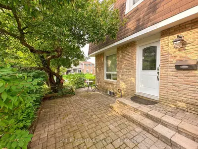 Att/Row/Townhouse in Blackburn Hamlet