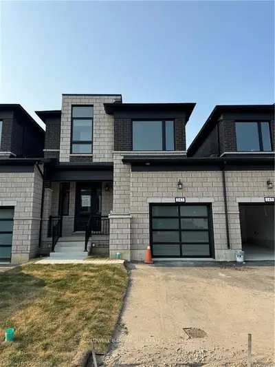 Att/Row/Townhouse in Woodstock