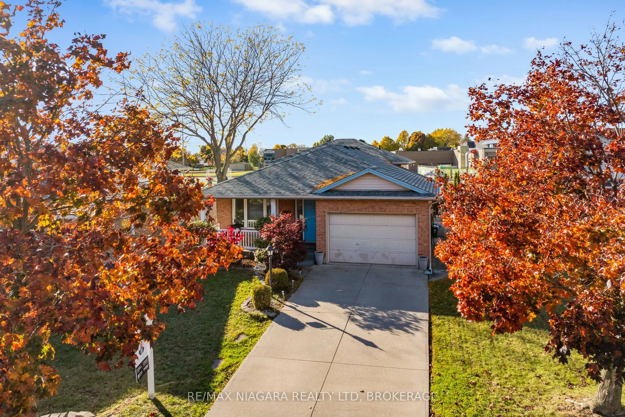 Detached in Niagara Falls